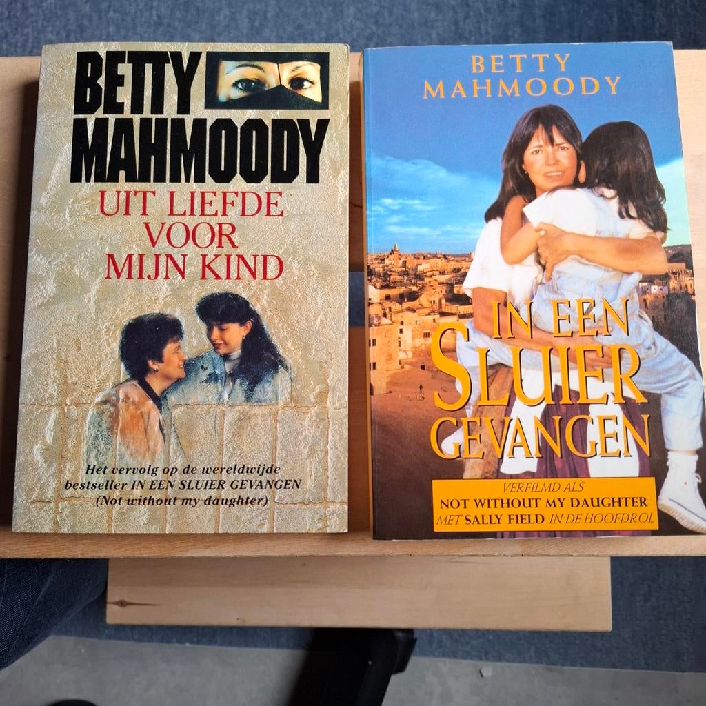 Betty Mahmoody - In een sluier  & Uit liefde voor mij, Boeken, Ophalen of Verzenden, Gelezen, Betty Mahmoody, Nederland