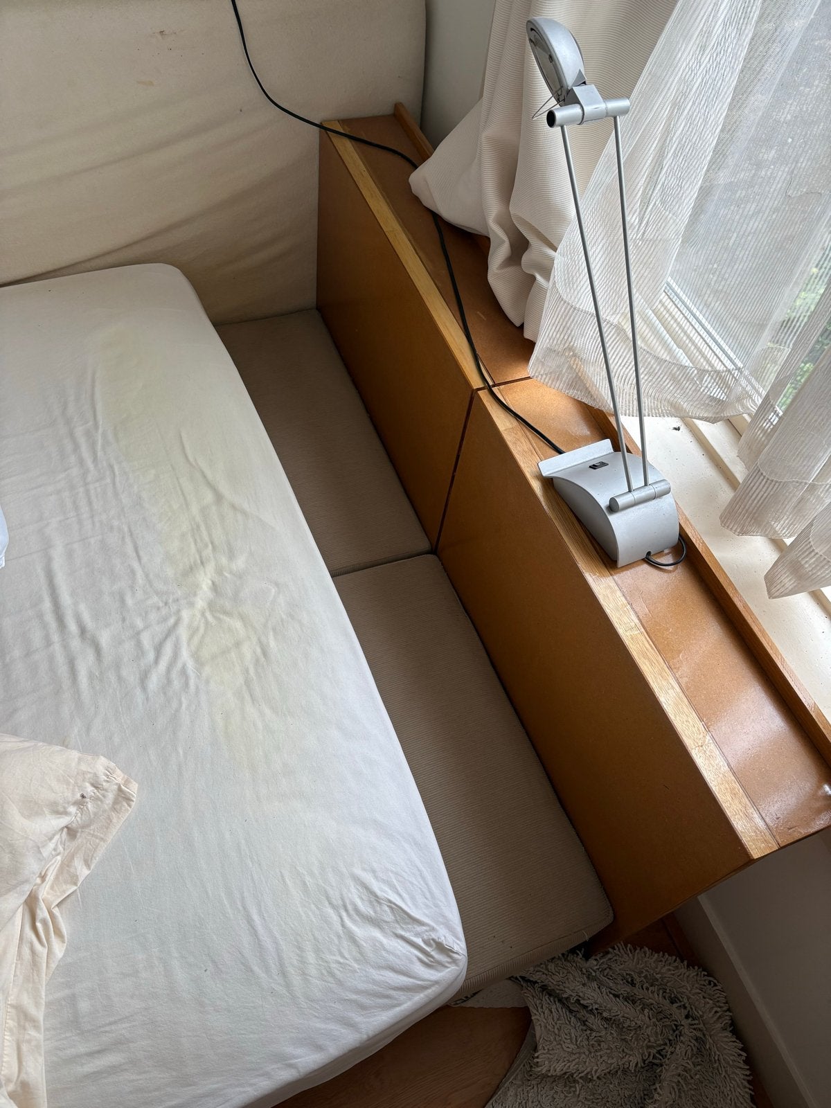Bed 140x200 met ribbelstof en houten hoofdeinde, Ophalen, Gebruikt, Beige, 140 cm