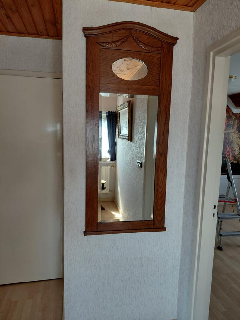 Antieke houten spiegel met sierlijk houtsnijwerk, Huis en Inrichting, Woonaccessoires | Spiegels, Ophalen of Verzenden