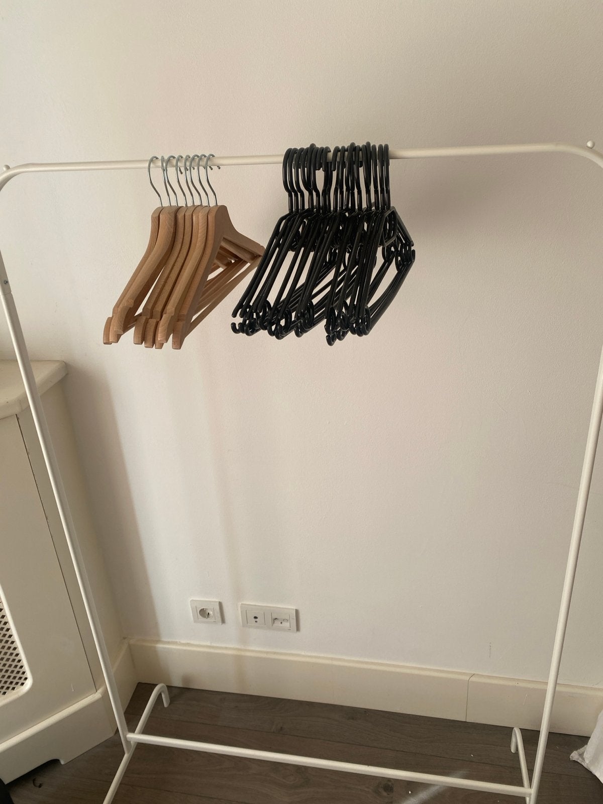 Kledingrek met hangers - IKEA (100x150 cm), Kleding | Dames, Kledinghangers, Ophalen of Verzenden, Zo goed als nieuw, Metaal, Volwassenen