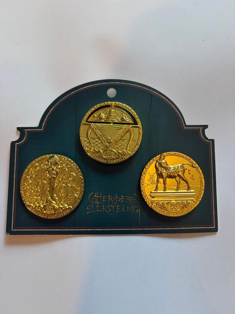 Herberg Ersteling Gouden Munten pin set, Verzamelen, Ophalen of Verzenden, Nieuw, Button of Speldje