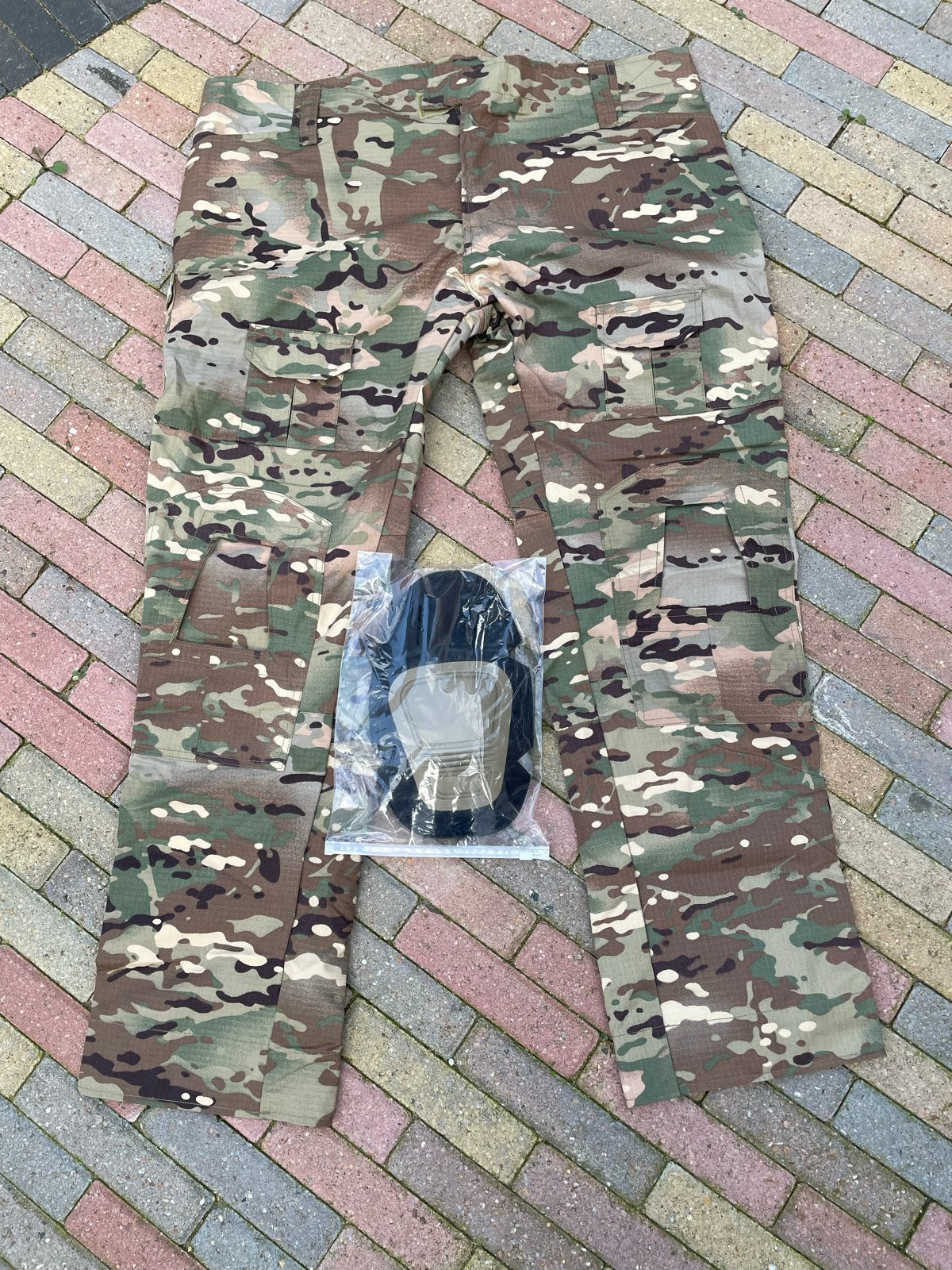 Nieuwe Camouflage Broek met Kniebeschermers, Ophalen of Verzenden, Nieuw, Overige maten, Meerkleurig