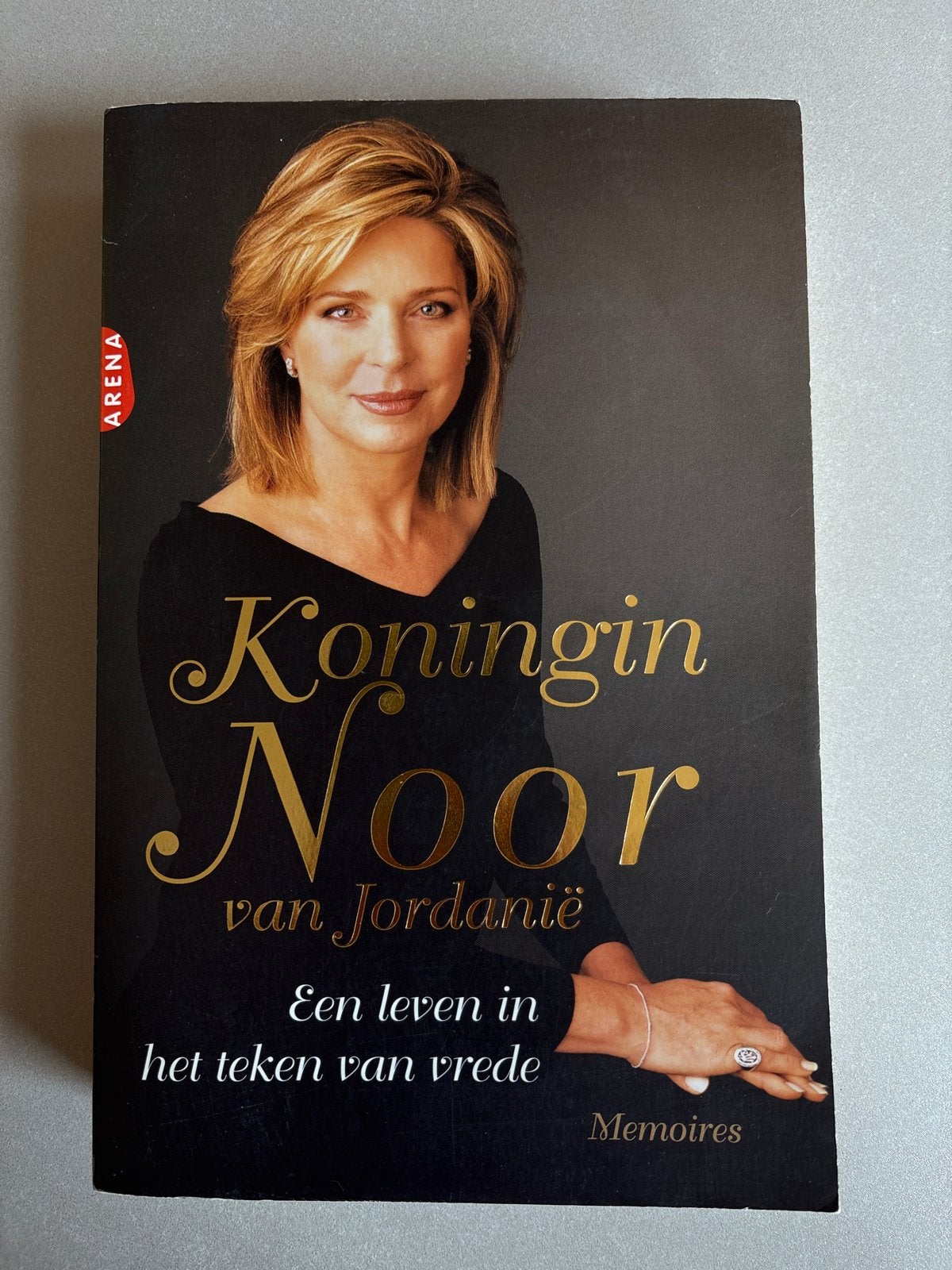 Koningin Noor van Jordanië: Een leven in het teken van vrede, Boeken, Ophalen of Verzenden, Zo goed als nieuw, Politiek
