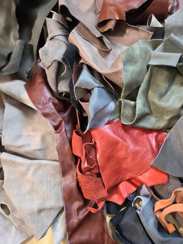 Restanten leer, diverse kleuren en formaten, ca. 3 kg, Hobby en Vrije tijd, Stoffen en Lappen, Gebruikt, Overige kleuren, Leer of Kunstleer