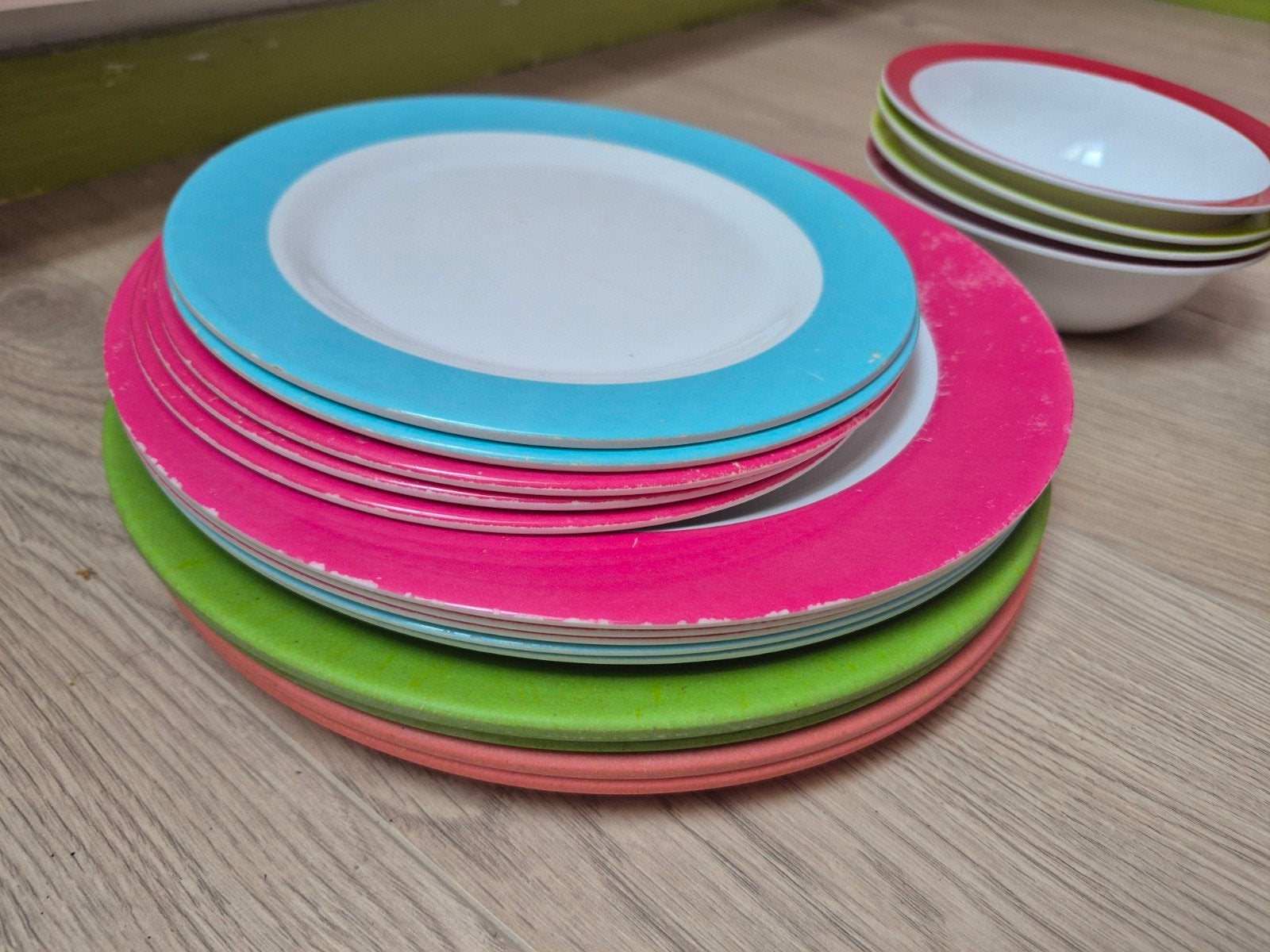 Camping servies set: borden, schaaltjes en bekers, Kunststof, Gebruikt, Ophalen of Verzenden, Overige stijlen