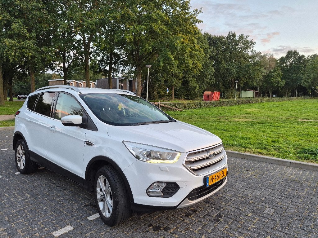 Ford Kuga 1.5 Ecob.110kw/150pk 2WD 2018 Wit, Auto's, 1498 cc, 4 cilinders, 2000 kg, Wit