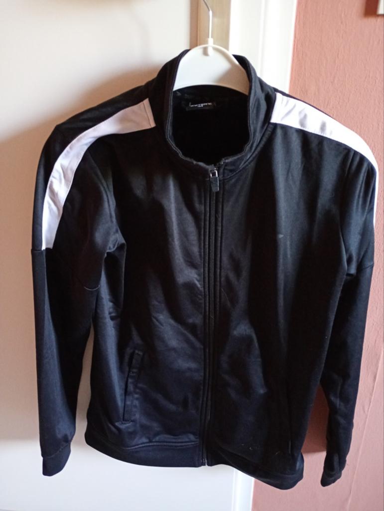 Te koop jongens trainings pak ziet er nog knap uit, Kinderen en Baby's, Kinderkleding | Maat 152, Ophalen, Zo goed als nieuw, Jongen