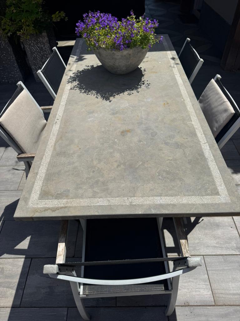 Prachtige hardstenen tuintafel met stoelen, Ophalen of Verzenden, Zo goed als nieuw, Overige materialen
