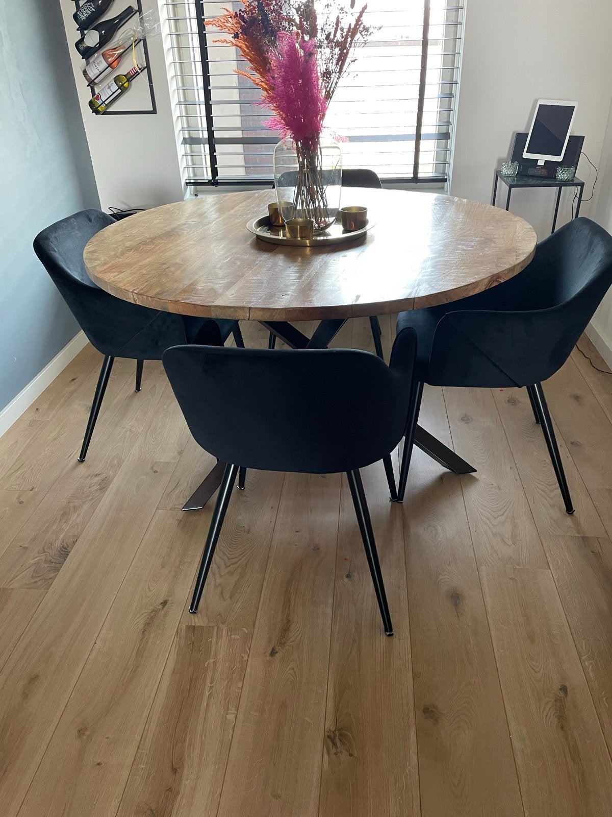 Giga Meubel eettafel Jim rond 130 cm + 4 velvet stoelen, Huis en Inrichting, Ophalen, 100 tot 150 cm, Rond, Zo goed als nieuw