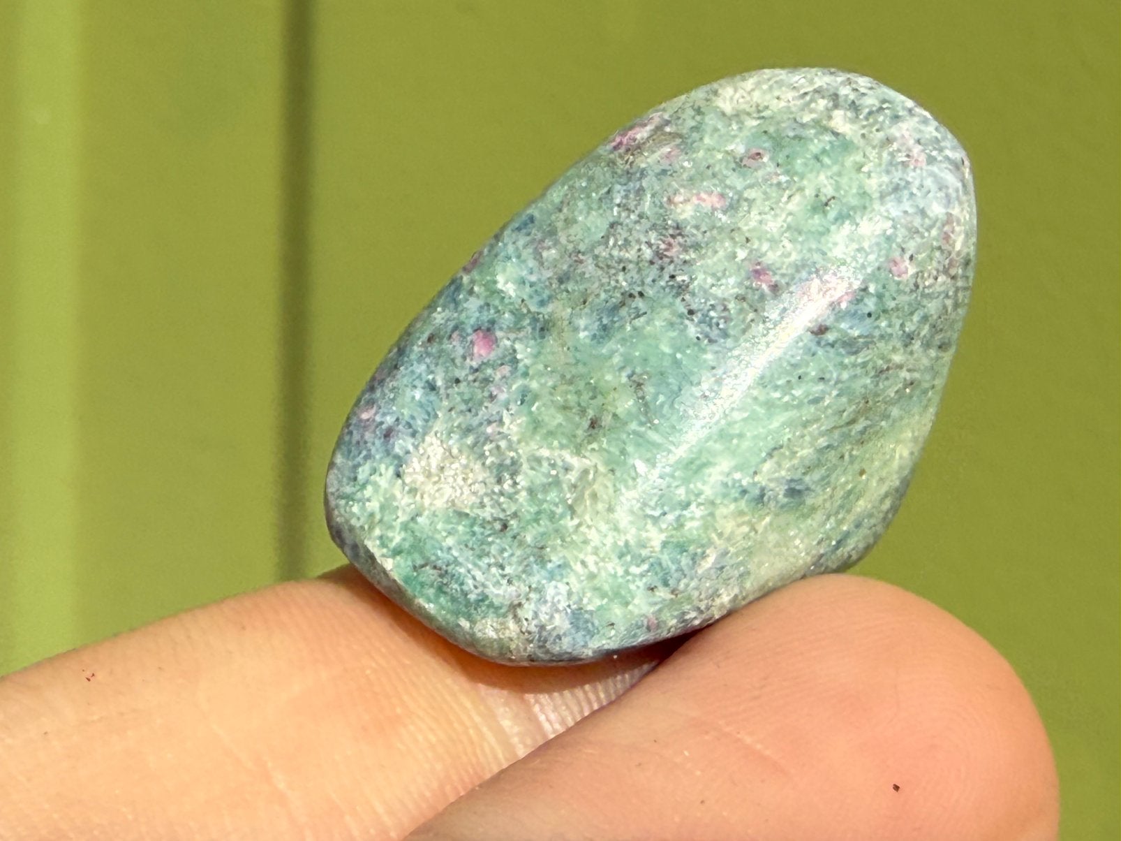 19 Fluorescerende Robijn in Fuchsiet edelsteen mineraeln, Ophalen of Verzenden, Mineraal