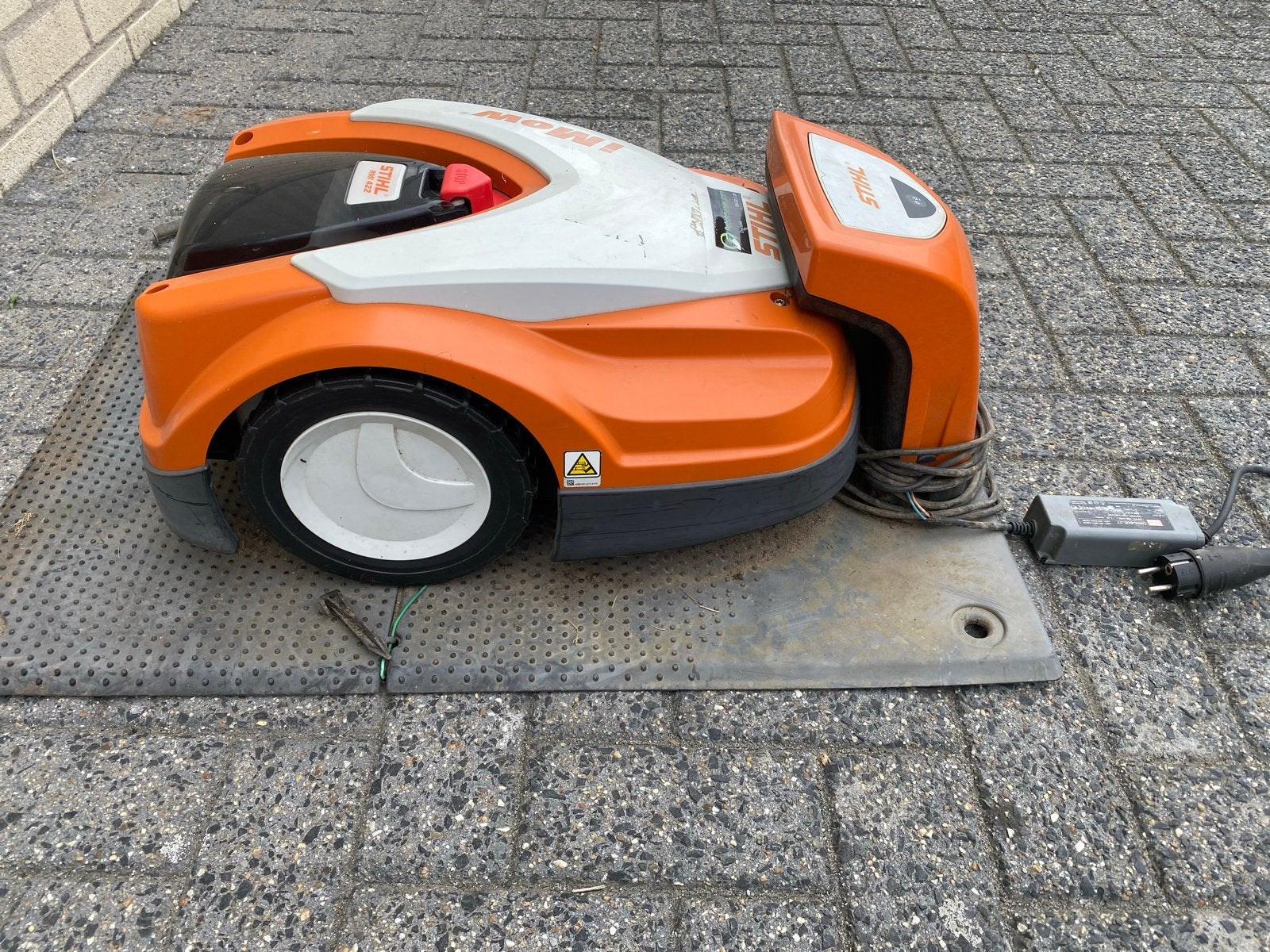 Stihl iMow RMI 422 robotmaaier met laadstation, Tuin en Terras, Grasmaaiers, Ophalen, Gebruikt, Accu-grasmaaier
