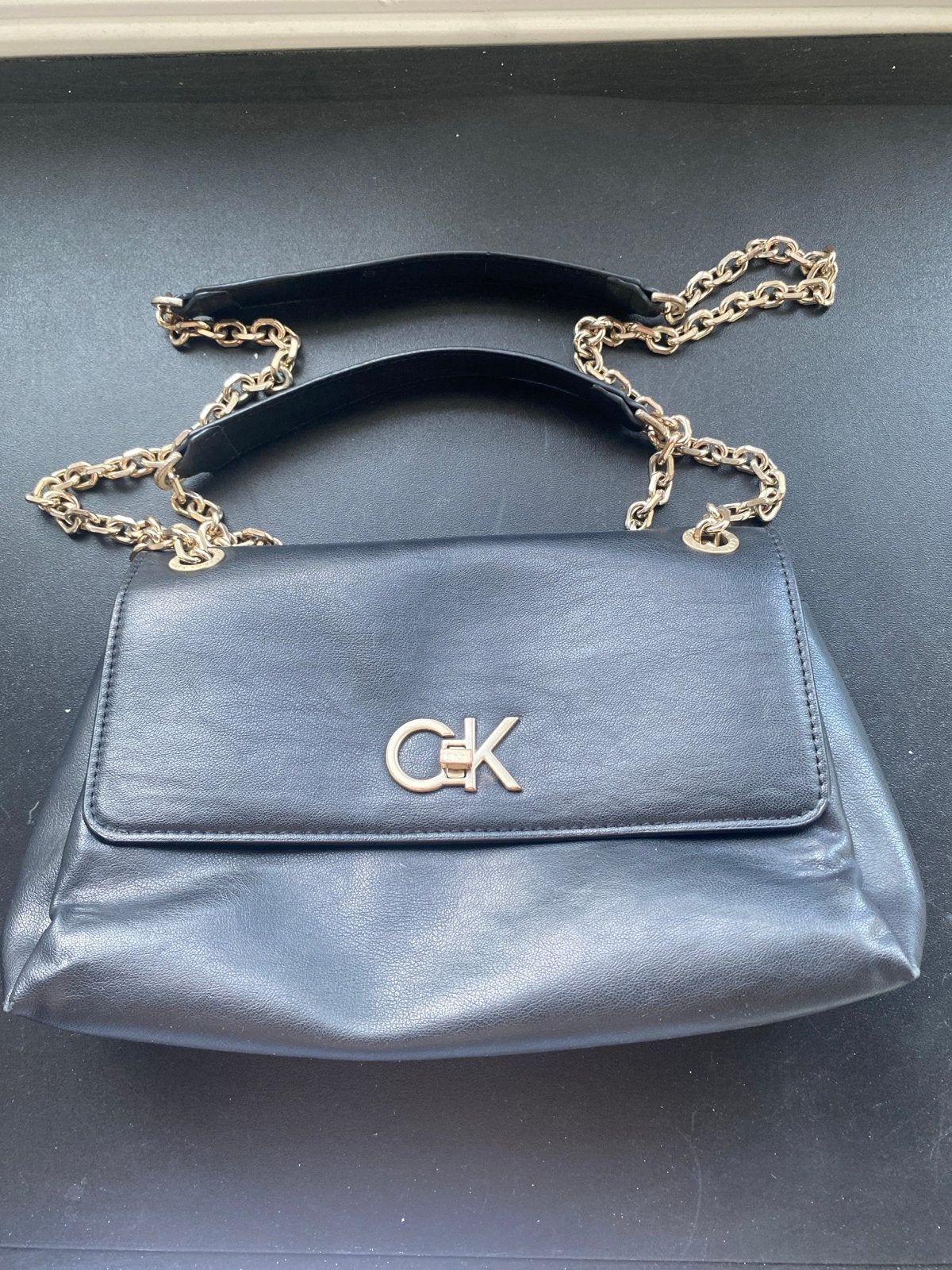 Calvin Klein schoudertasje zwart met gouden ketting, Ophalen of Verzenden, Zo goed als nieuw, Zwart, Schoudertasje