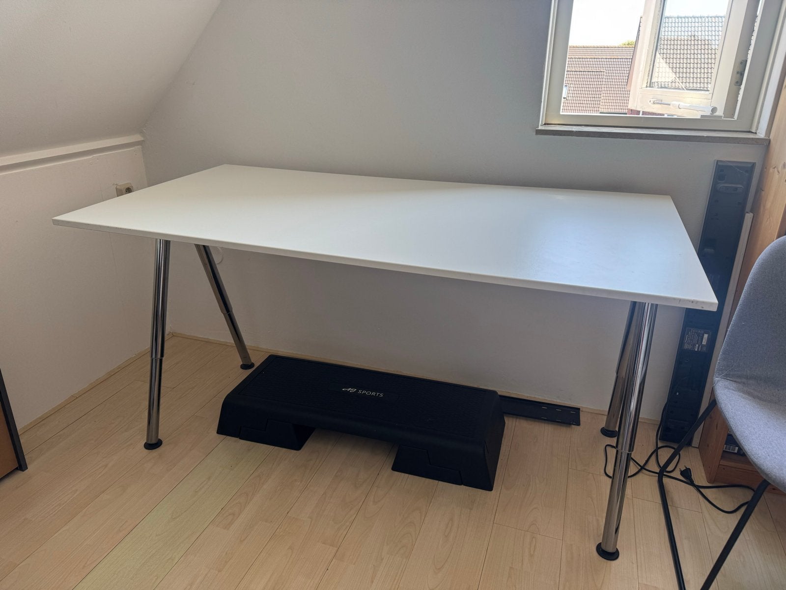 Wit bureau met verstelbare poten, Huis en Inrichting, Bureaus, Ophalen, Gebruikt, Spaanplaat of MDF, In hoogte verstelbaar