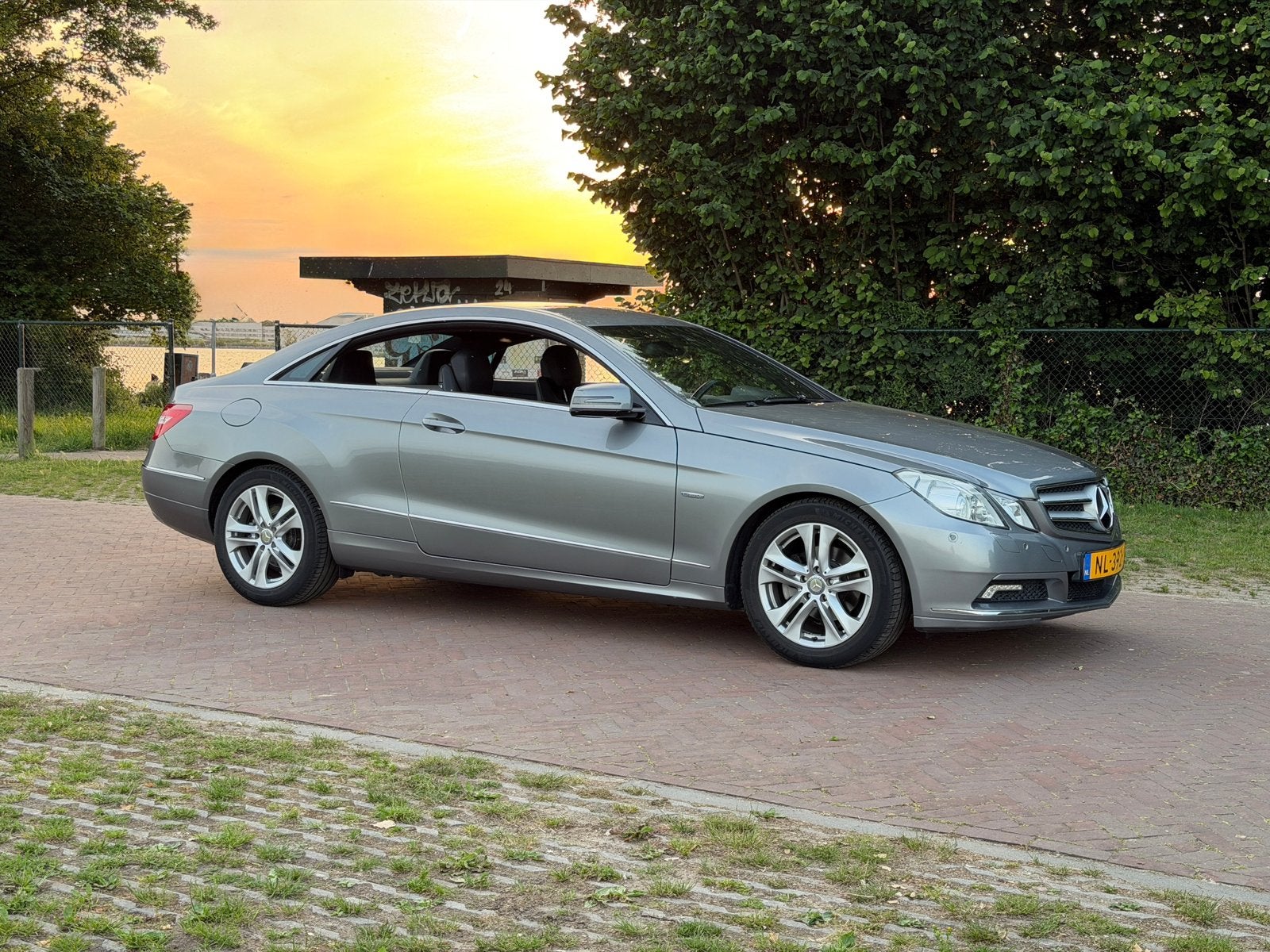 Mercedes-Benz E-Klasse 1.8 E250 CGI Coupe 2010 youngtimer, Auto's, Mercedes-Benz, Achterwielaandrijving, 1800 kg, Zwart, 4 stoelen