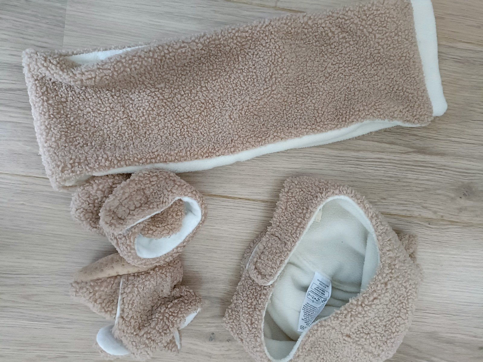 Schattige teddy set: muts, sjaal en wanten voor baby's, Kinderen en Baby's, Babykleding | Mutsen, Sjaals en Wanten, Ophalen, Zo goed als nieuw