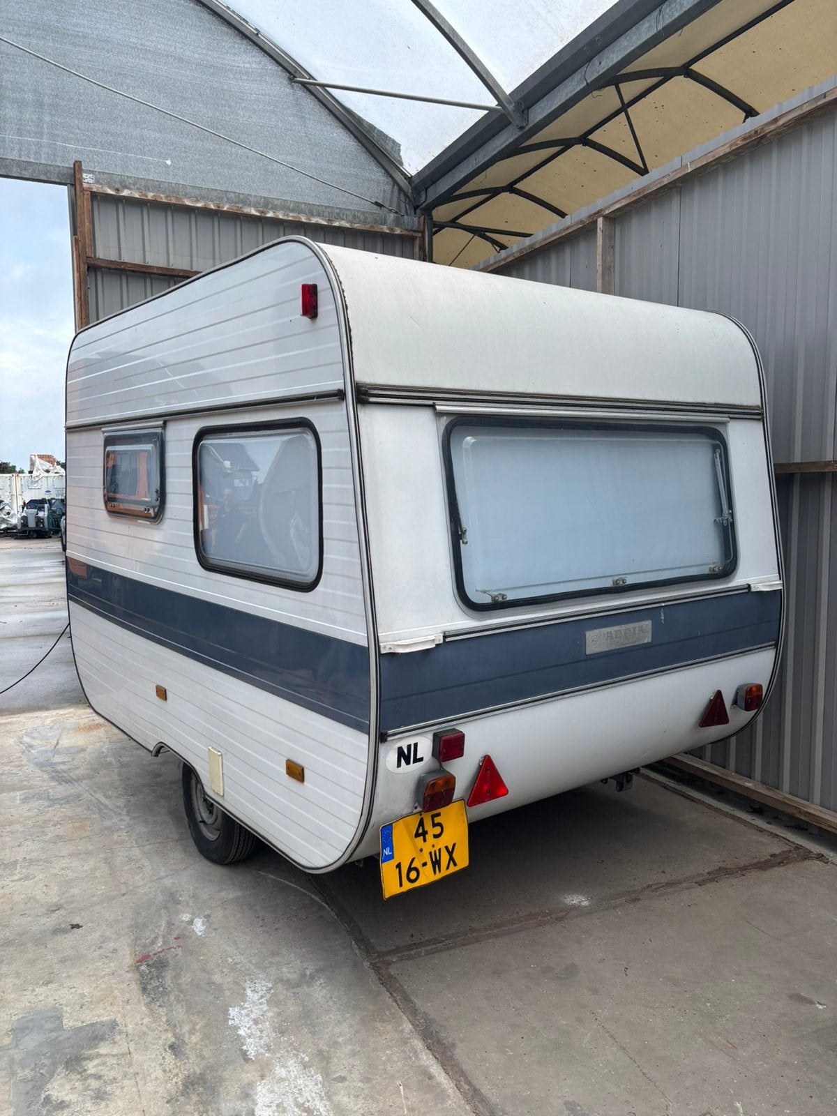 Adria 305 te koop!! Inclusief inboedel, Caravans en Kamperen, Caravans, Koelkast, Particulier, Adria, 500 - 750 kg