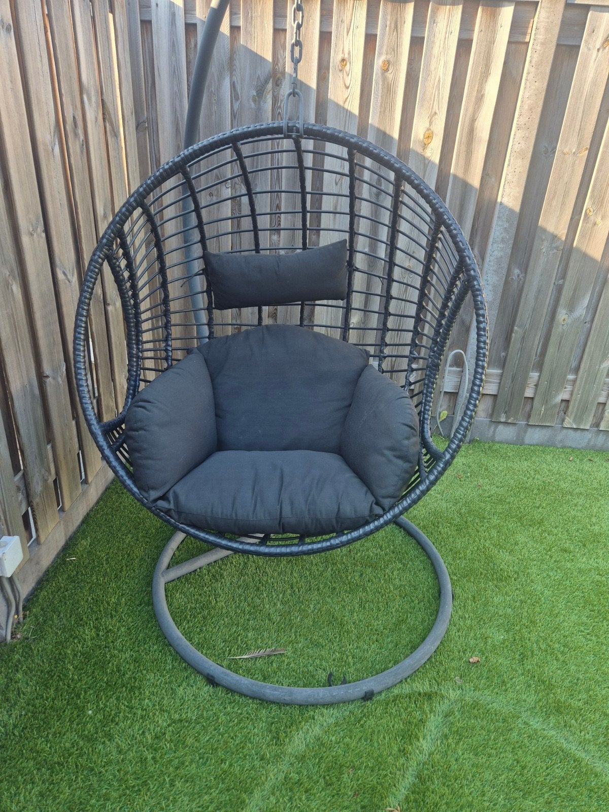 Comfortabele zwarte hangstoel met standaard, Tuin en Terras, Ophalen, Gebruikt, Met standaard, Eenpersoons