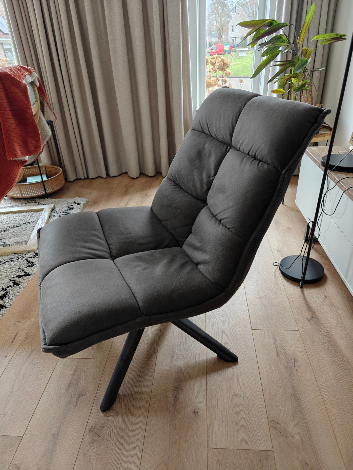 Moderne draaibare stoel antraciet/grijs met zwarte poten, Huis en Inrichting, Ophalen, Zo goed als nieuw, Stof, Eén