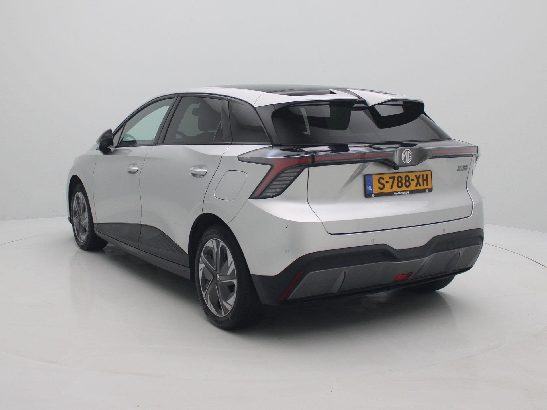 MG 4 Luxury 64 kWh | Apple Carplay - Android Auto | Camera |, Auto's, 12 maanden, Gebruikt, Automatische klimaatregeling, Origineel Nederlands