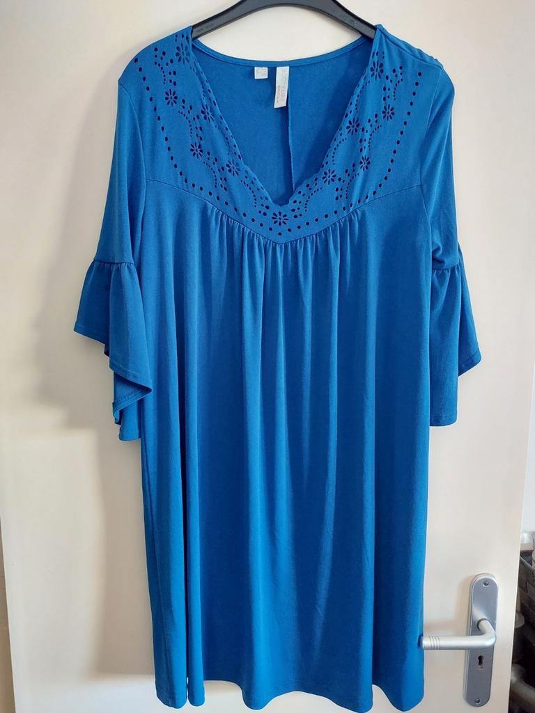 Blauwe jurk met opengewerkte details en trompetmouwen, Blauw, Maat 42/44 (L), Ophalen of Verzenden, Zo goed als nieuw