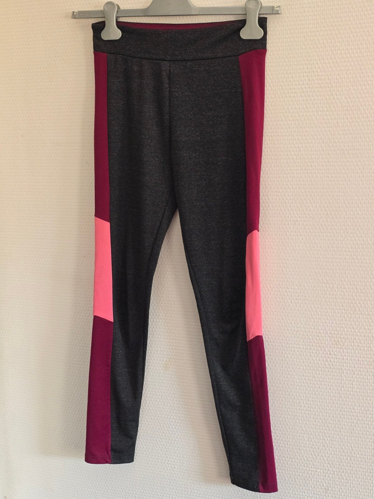YD 8Sportlegging grijs met roze en rode accenten maat 158, Kinderen en Baby's, Gebruikt, Meisje, Sport- of Zwemkleding, Ophalen of Verzenden