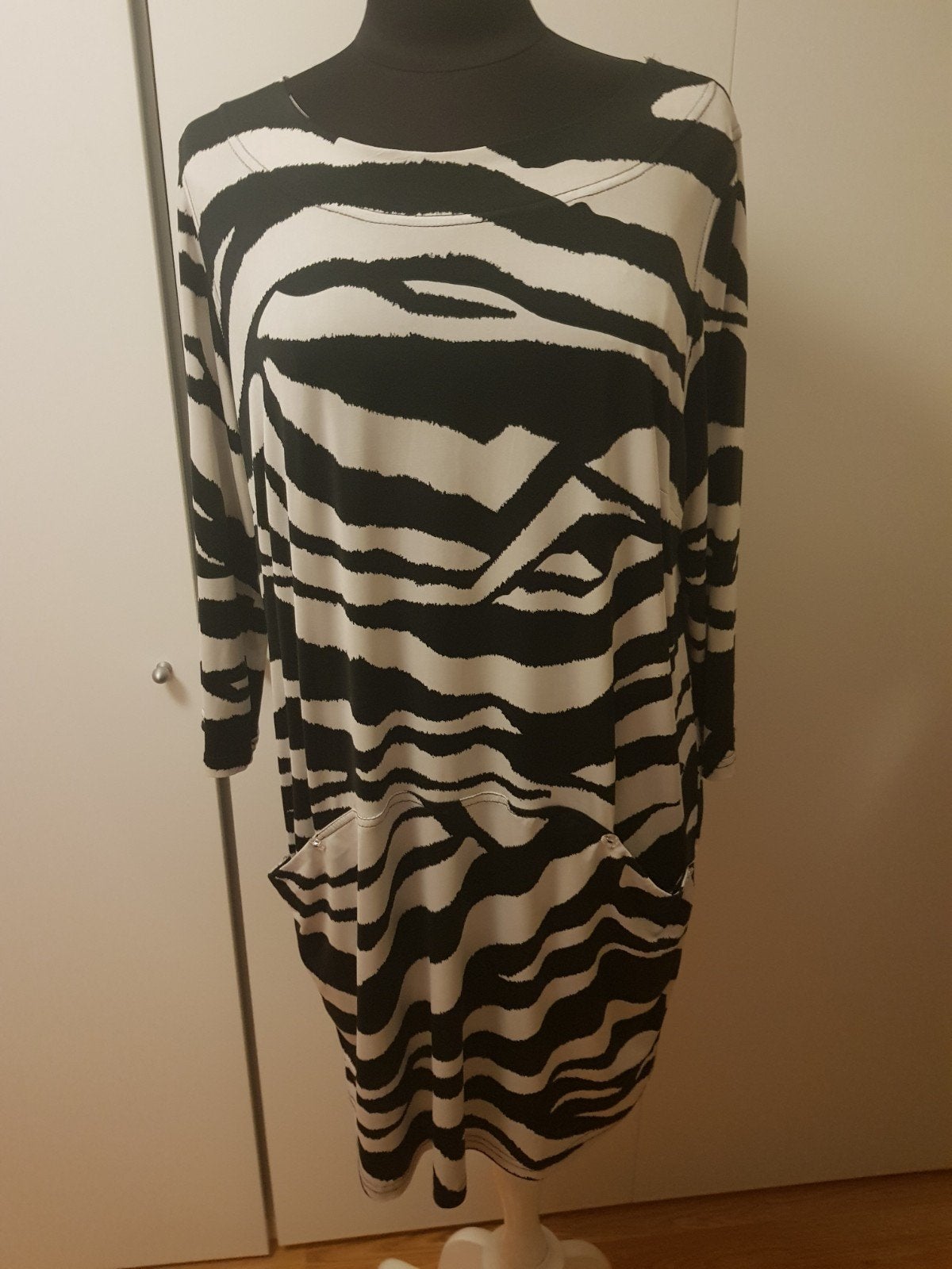 Magna jurk zebraprint zwart/wit - maat 44/46, Kleding | Dames, Zwart, Maat 42/44 (L), Ophalen of Verzenden, Magna
