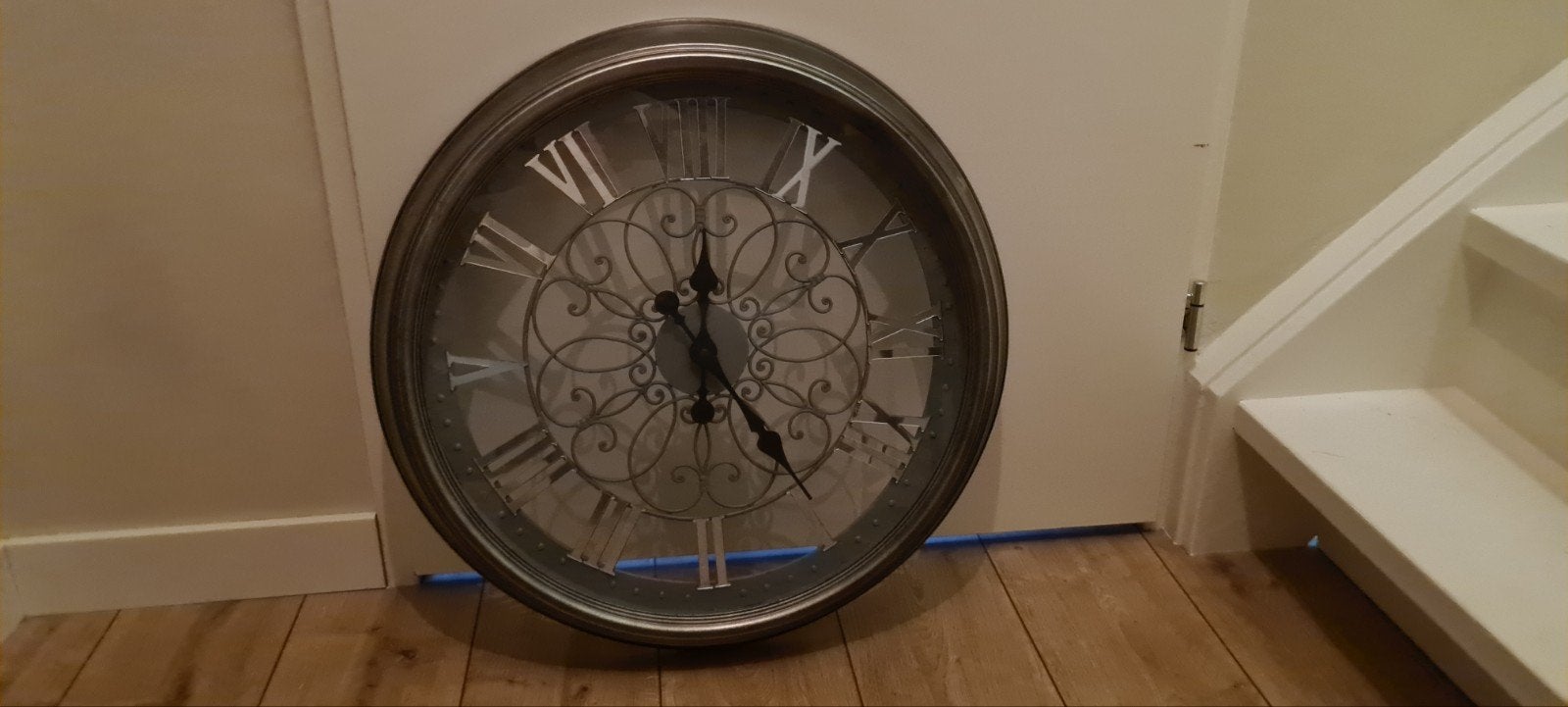 Grote wandklok 60 cm met Romeinse cijfers, Ophalen, Analoog, Werkt op batterijen, Zo goed als nieuw
