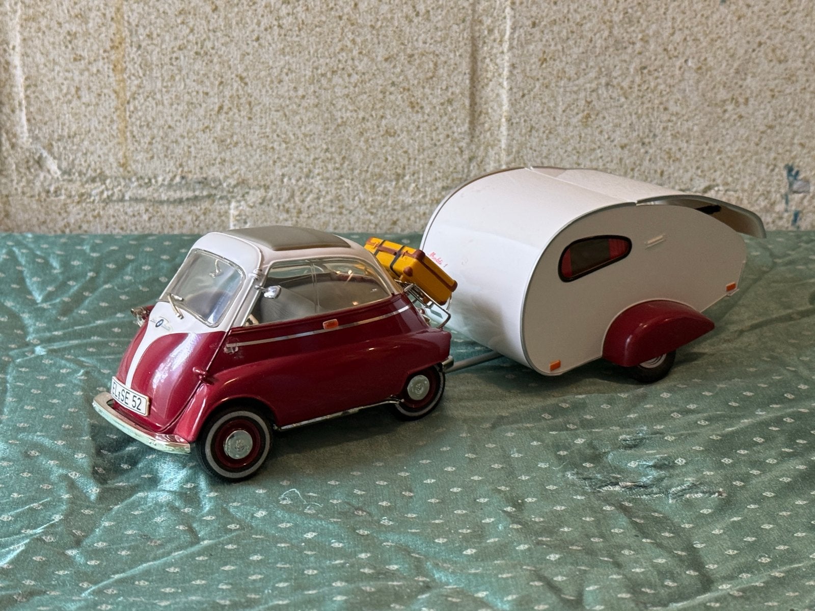 Revell BMW Isetta 250 met caravan – Vintage schaalmodel 1:18, Ophalen of Verzenden, Gebruikt, Auto