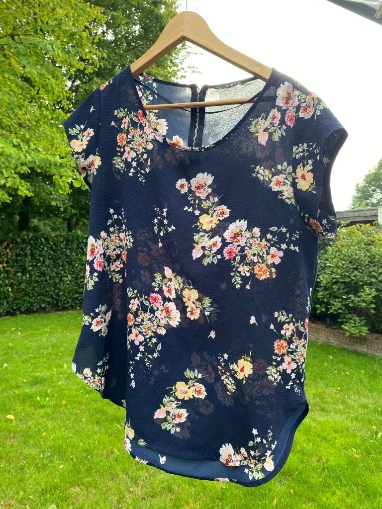 ONLY- Blauw shirt met bloemenprint en sierrits - Maat 40, Maat 38/40 (M), Only, Blauw, Ophalen of Verzenden