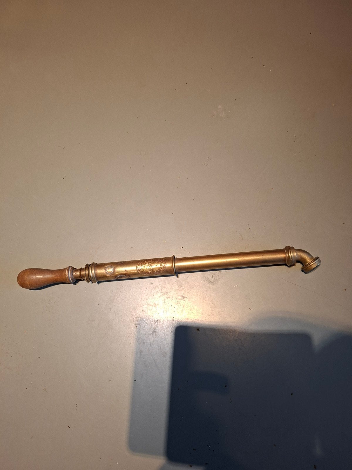 Antieke messing plantenspuit met houten handvat, Antiek en Kunst, Ophalen of Verzenden