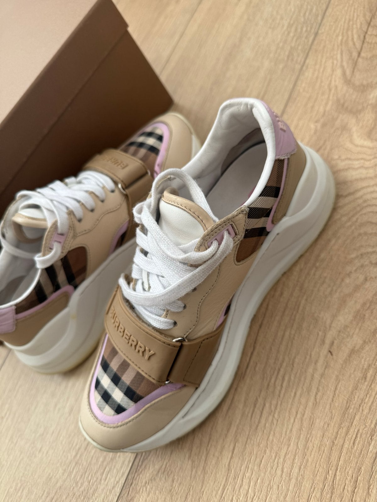Burberry Sneakers - met doos, Verzenden, Gedragen, Beige, Sneakers of Gympen
