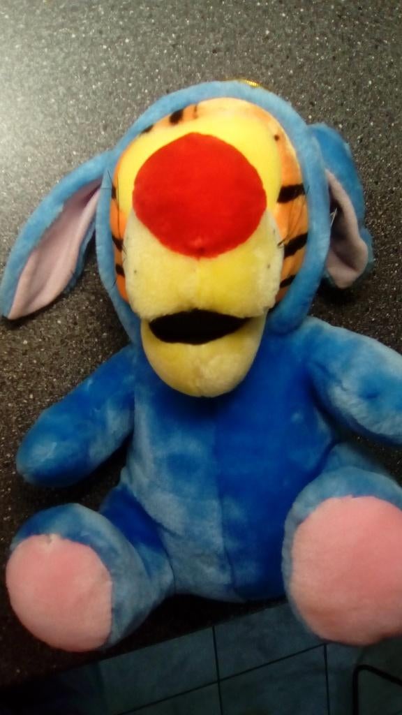 KNUFFEL VAN TEIGETJE (TIGGER) VERKLEED ALS IEJOOR (37CM), Ophalen of Verzenden, Gebruikt, Actiefiguur of Pop