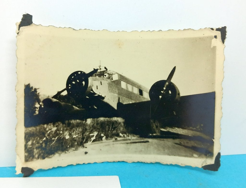 1940 JU-52 noodlanding snelweg Den Haag/Rotterdam, Verzamelen, Verzenden, Overige soorten, Nederland, Boek of Tijdschrift