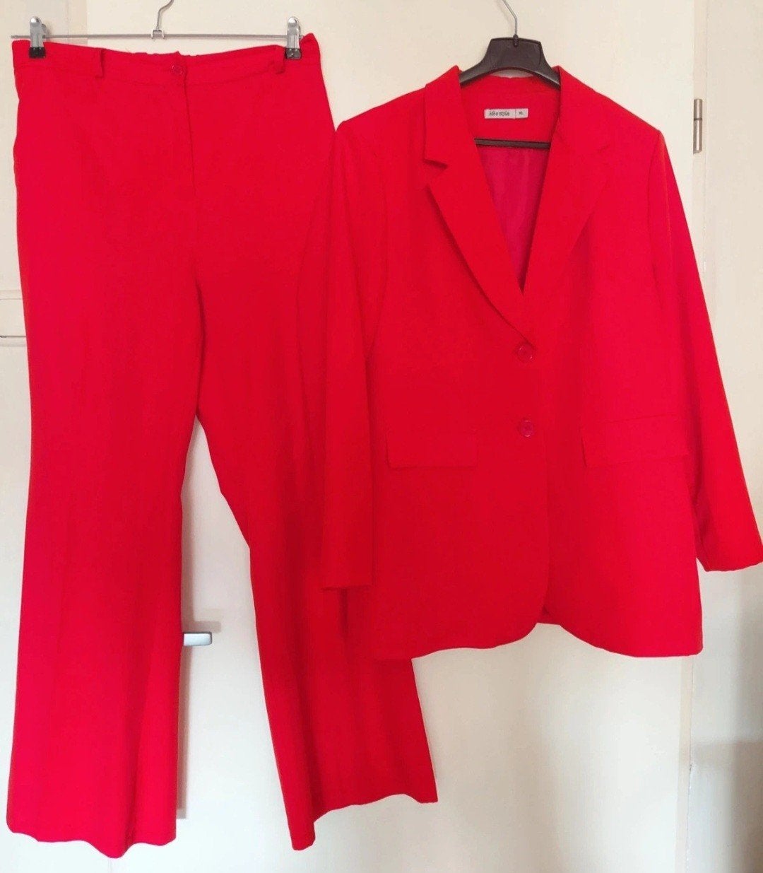 Biba Style Rood Kostuum - Jasje en Broek Maat XL, Kleding | Dames, Kostuum of Pak, Maat 46/48 (XL) of groter, Ophalen of Verzenden