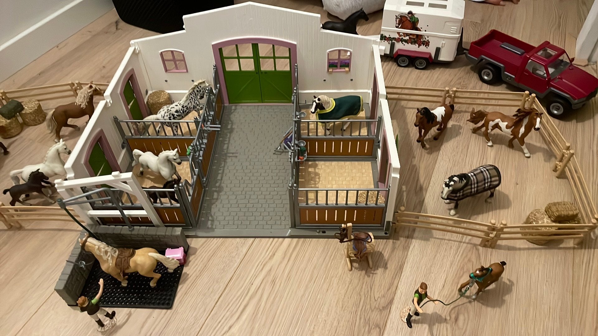 Schleich manege + trailer + dierenarts set, Ophalen