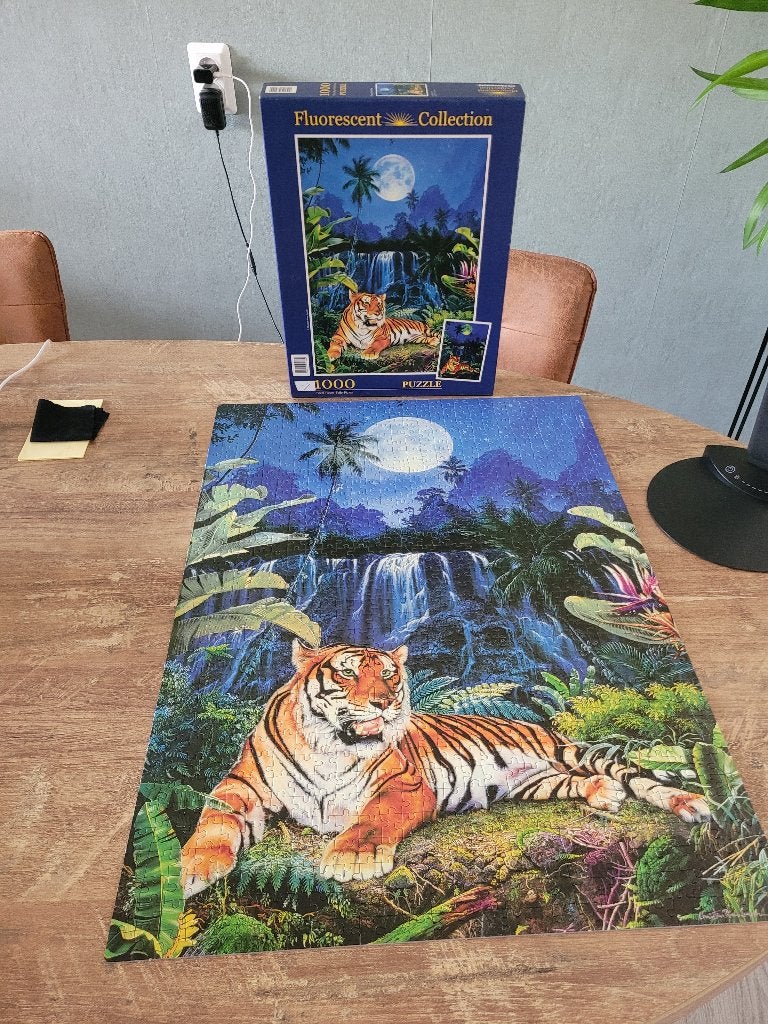 FLUORESCENT COLLECTION = EYES OF THE TIGER 1000 stukjes 5,00, Ophalen of Verzenden, 500 t/m 1500 stukjes, Zo goed als nieuw, Legpuzzel