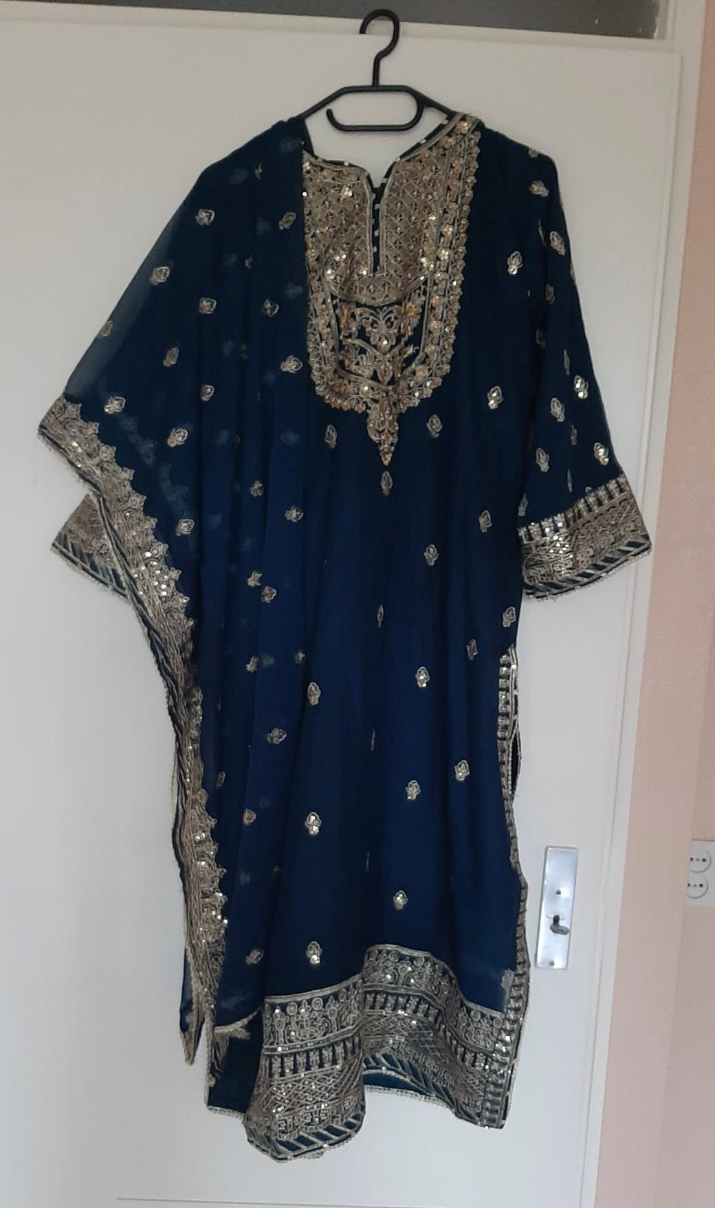 Prachtig /Pakistaanse garara 3 stuks met gouden borduursels, Kleding | Dames, Jurken, Blauw, Zo goed als nieuw, Onder de knie