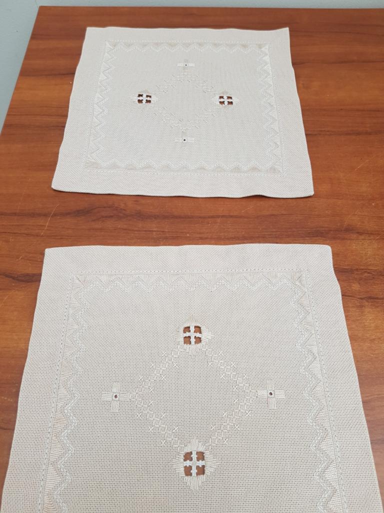 Set van 2 Hardanger kleedjes ecru 30x30 cm, Ophalen of Verzenden, Gebruikt, Vierkant