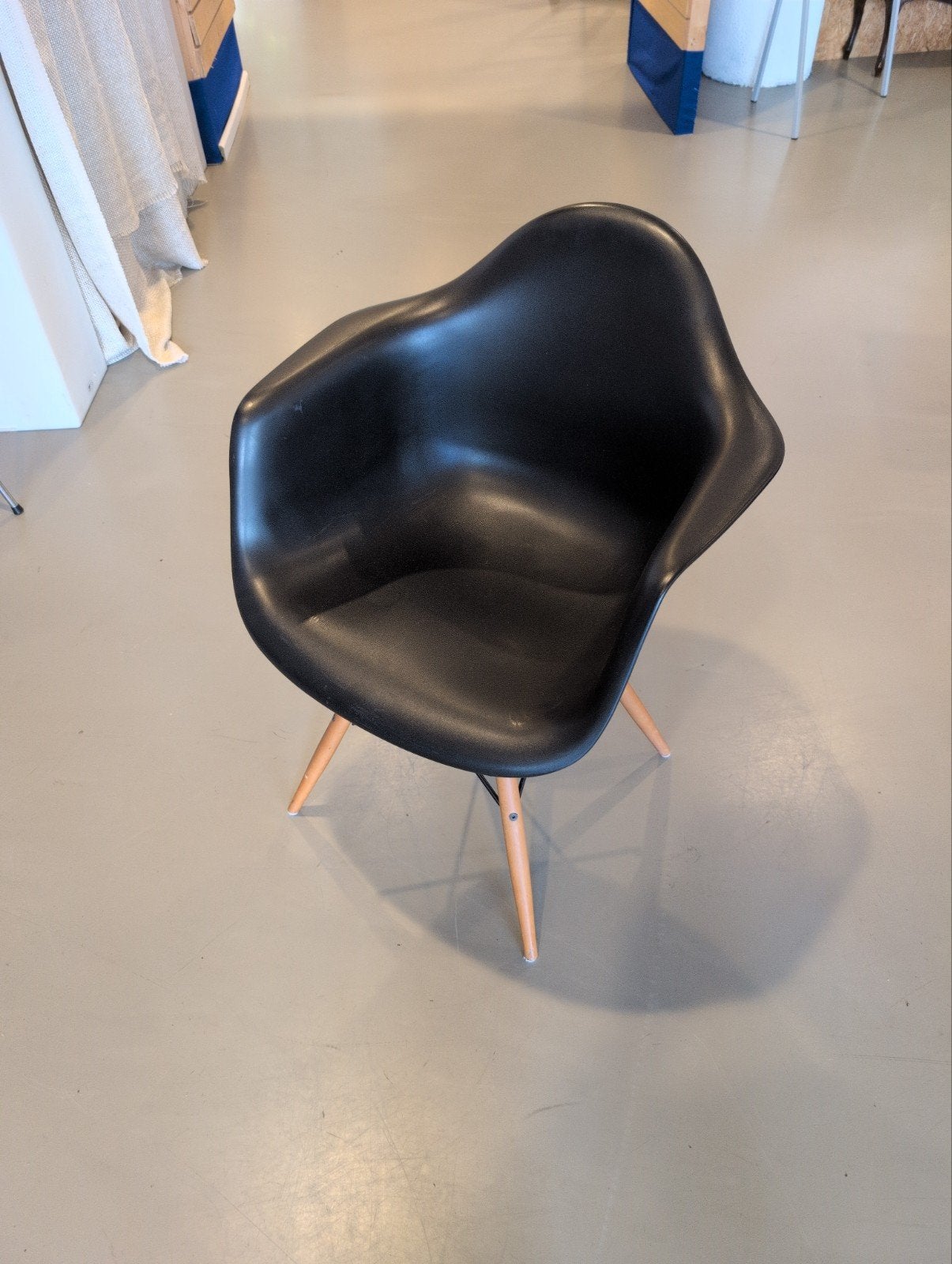 3 zwarte stoelen met houten poten, Huis en Inrichting, Stoelen, Hout, Modern design, Gebruikt, Drie