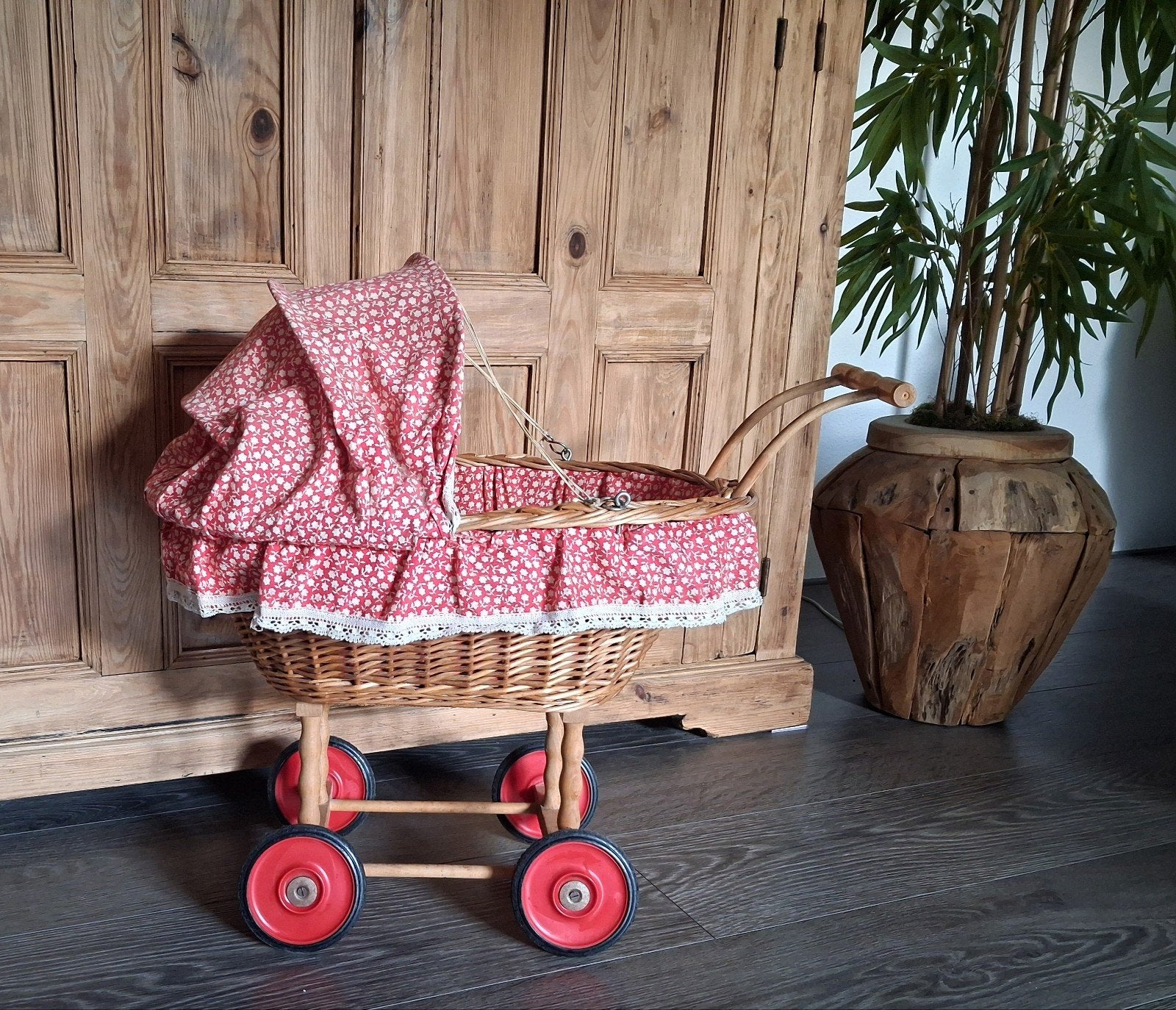 Brocante Rotan poppenwagen  rood / witte bekleding, Antiek en Kunst, Curiosa en Brocante, Ophalen