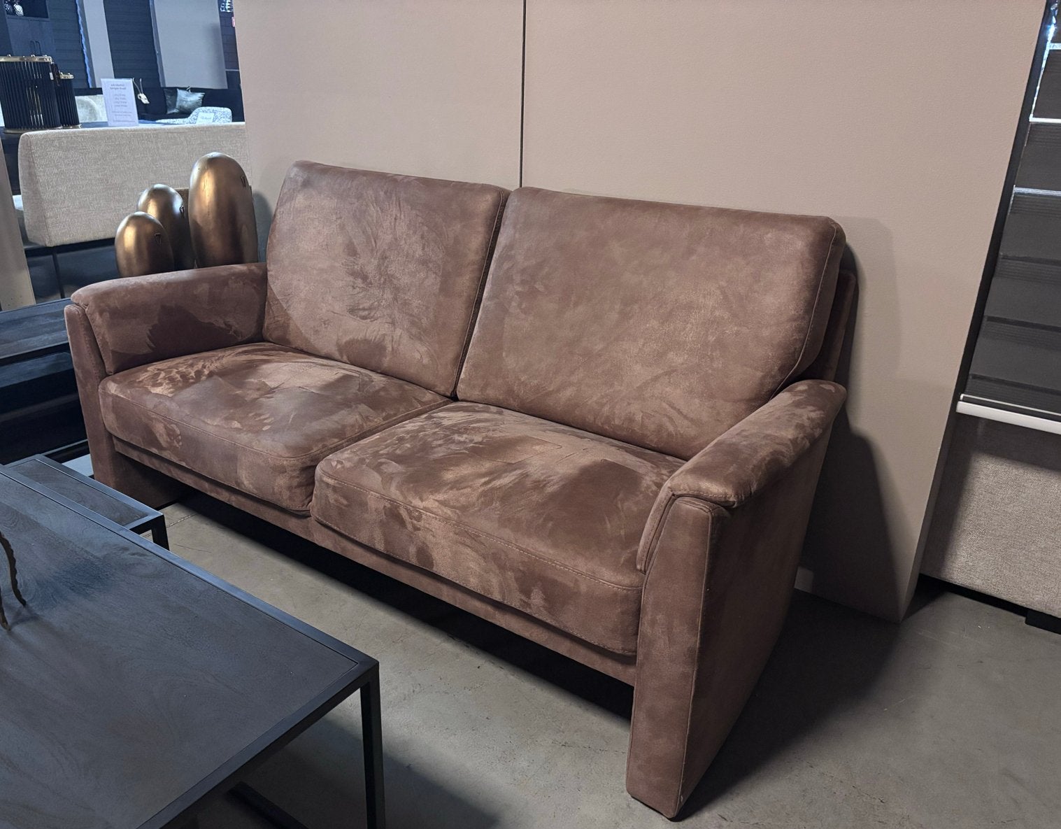 Bruine 2-zits bank - Showroom opruiming, Huis en Inrichting, 150 tot 200 cm, Tweepersoons, 75 tot 100 cm, Ophalen of Verzenden