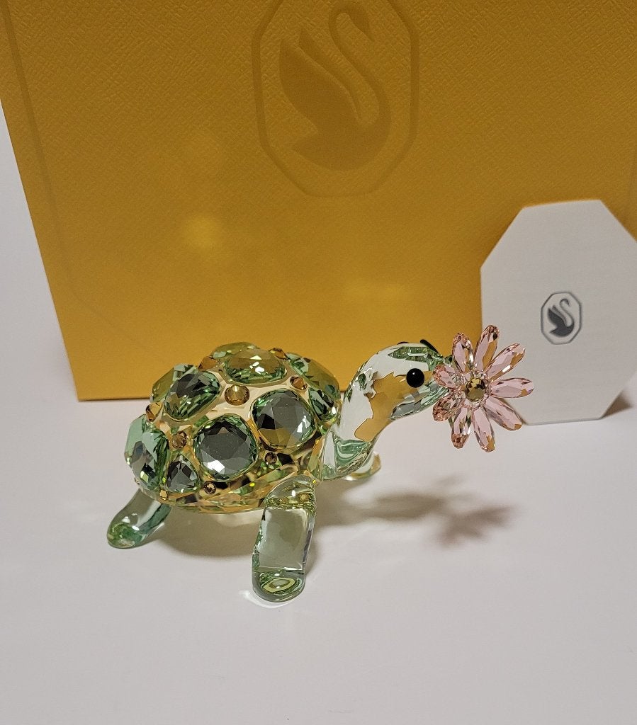 Swarovski 2026 Idyllia Schildpad met Madeliefje, Verzamelen, Swarovski, Wattens, Nieuw, Ophalen of Verzenden, Figuurtje