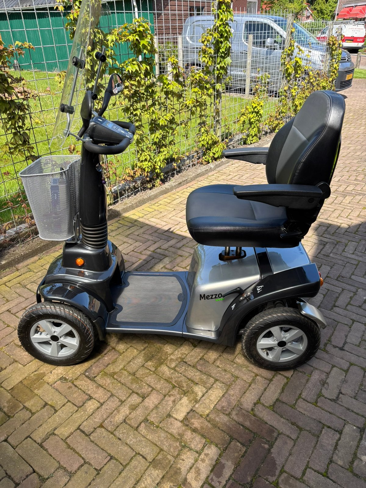 Vierwiel scootmobiel, Ophalen, Life and Mobility, Zo goed als nieuw, 46 km of meer