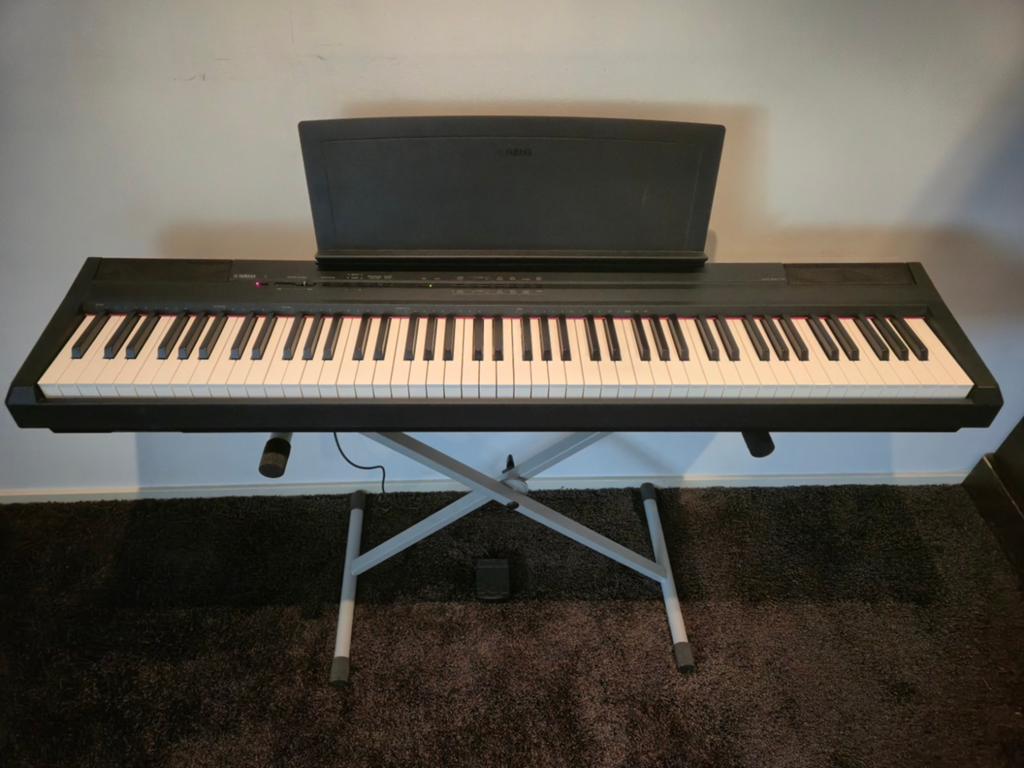 Yamaha P-105B Digitaal Piano met standaard, Muziek en Instrumenten, Ophalen, Gebruikt, Zwart, Digitaal