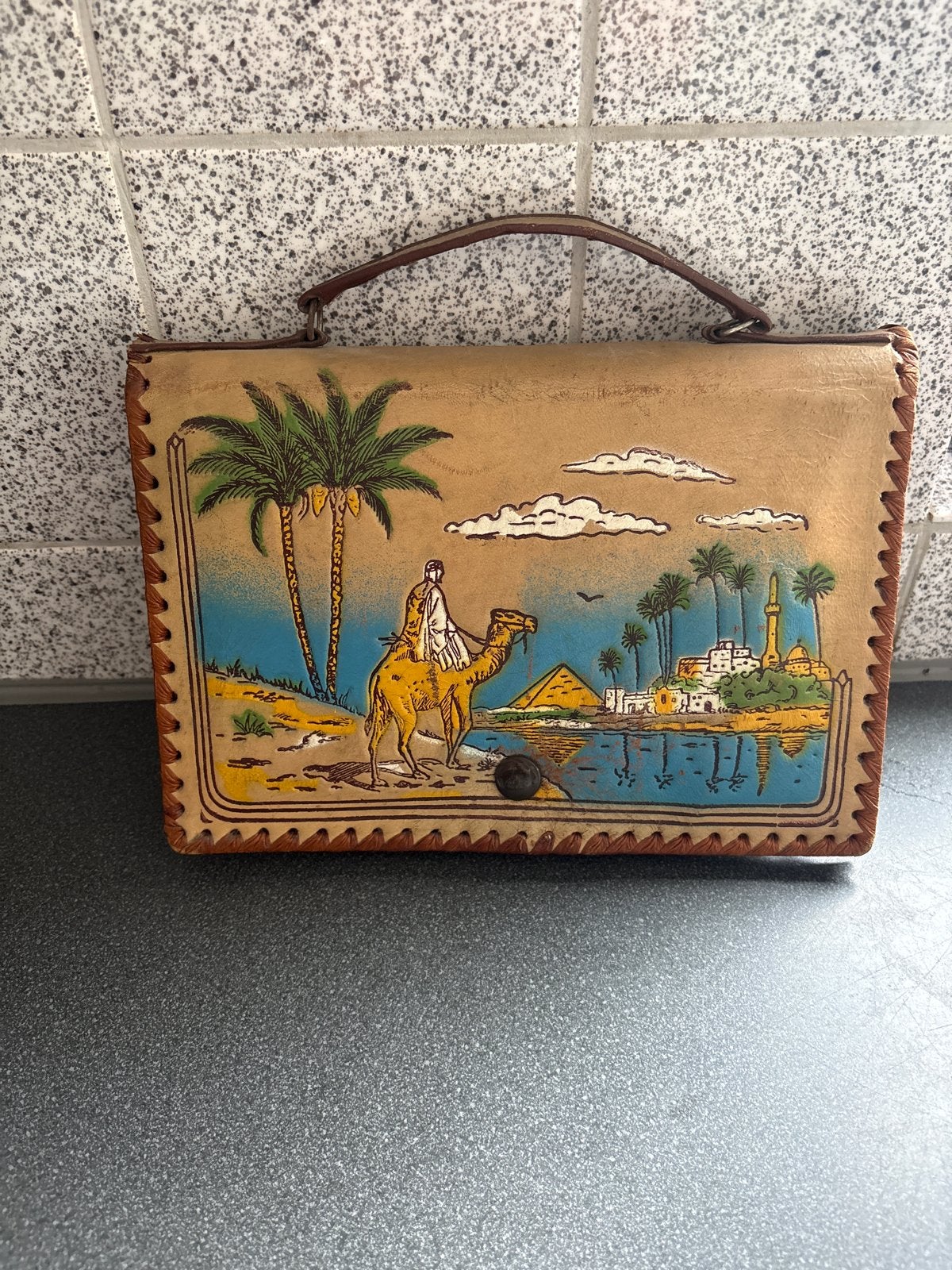Vintage Leren Handtas met Egyptische Afbeeldingen, Sieraden, Tassen en Uiterlijk, Ophalen, Gebruikt, Bruin, Handtas