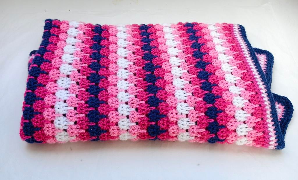 Handgemaakte baby sprei/ dekentje in roze, blauw en wit, Ophalen of Verzenden, Nieuw, Minder dan 70 cm, Deken