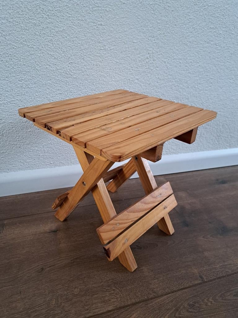 Vintage houten inklapbaar krukje bijzettafel hoog 24,5 cm, Huis en Inrichting, Krukjes, Ophalen of Verzenden, Gebruikt, Hout