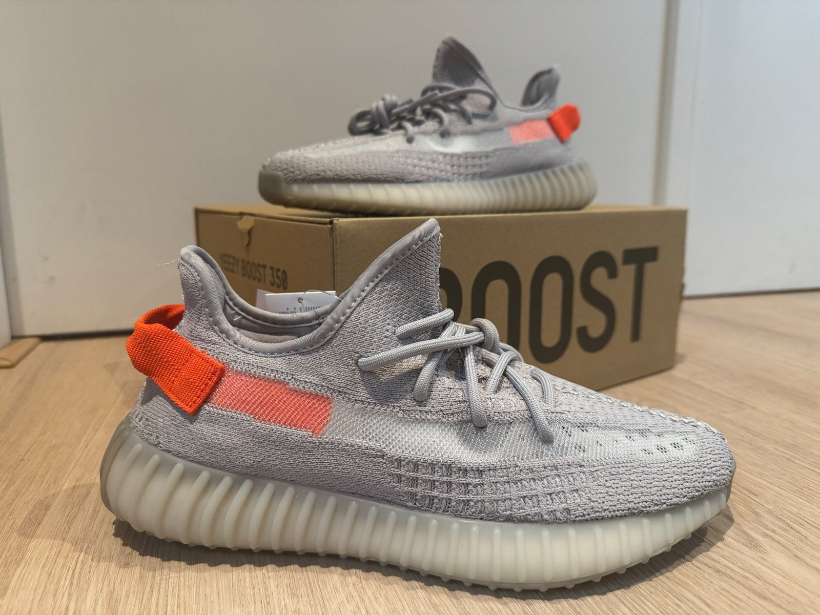 Adidas Yeezy Boost 350 V2 Tail Light FX9017 - Maat 42 2/3, Kleding | Heren, Schoenen, Ophalen of Verzenden, Zo goed als nieuw