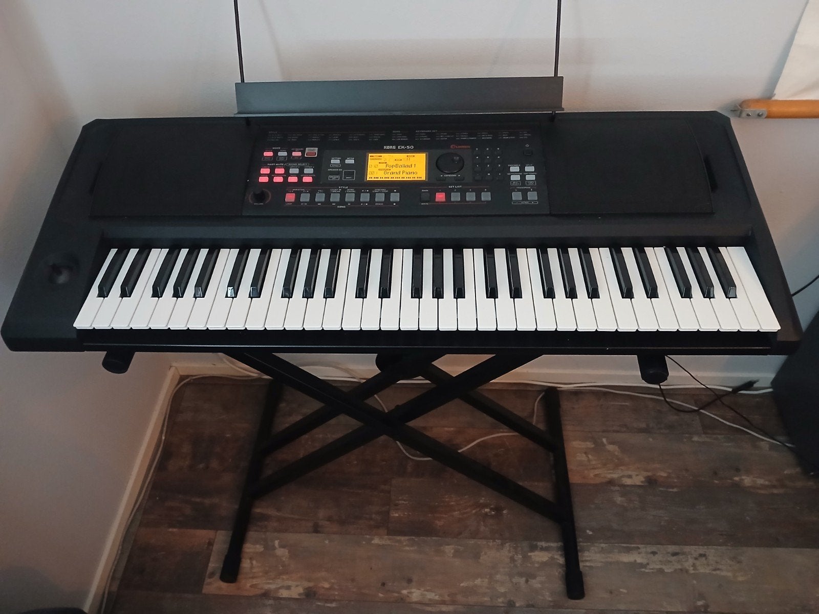 Korg EK-50 keyboard, Ophalen, 61 toetsen, Korg, Met standaard