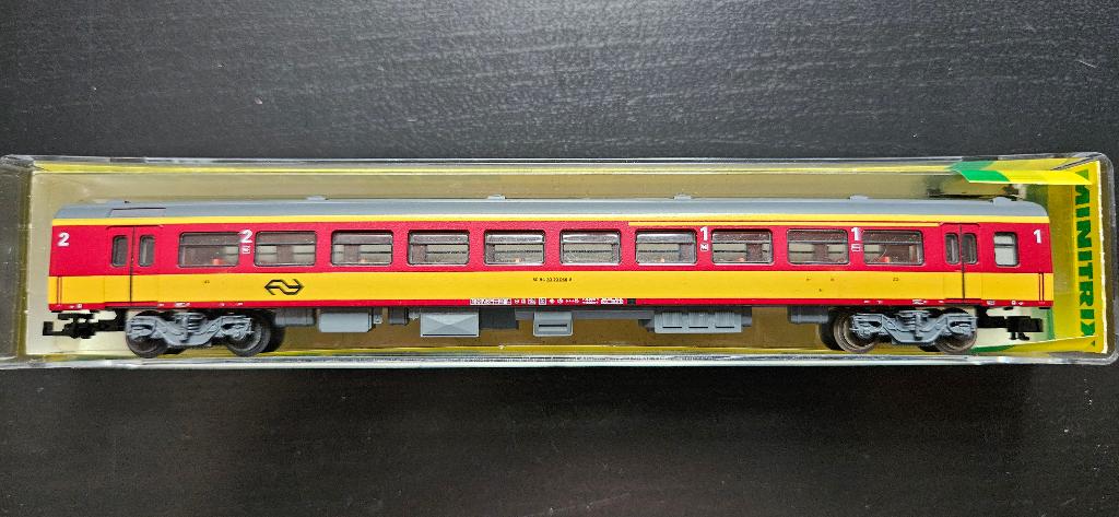 Minitrix 13388 geel met rode NS 1e en 2e klasse rijtuig, Hobby en Vrije tijd, Modeltreinen | N-Spoor, Gelijkstroom, Trix, Analoog